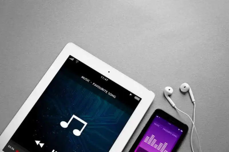 腾讯音乐交出了一份“矛盾”的财报：全年总收入增长，调整后净利润近百